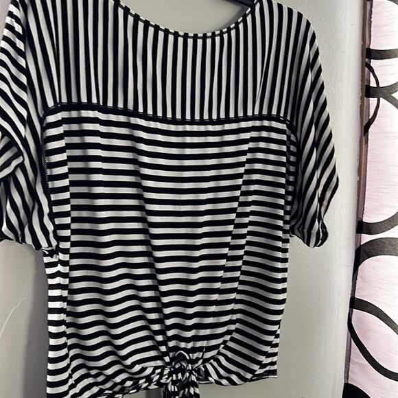 Max studio size 6 short sleeve, tie front blouse - Picture 2 of 6